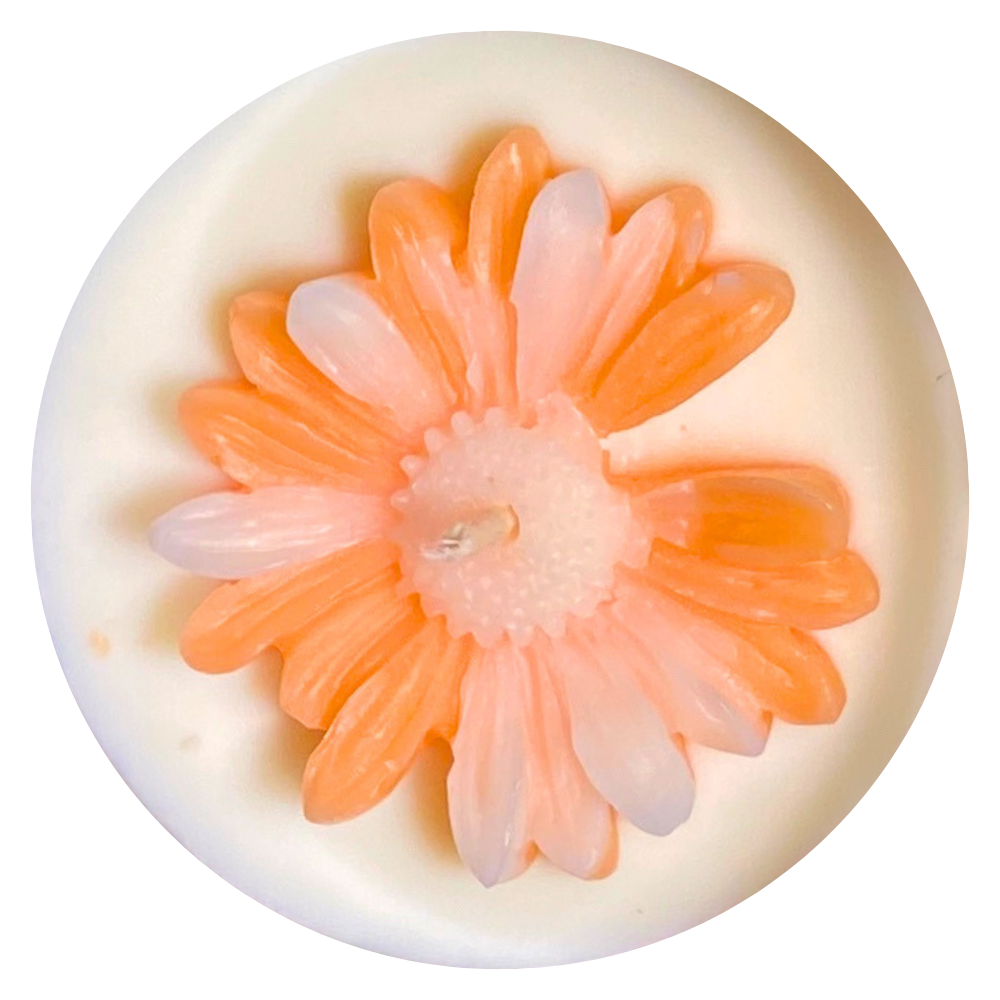 Noctura geurkaars met bloemen in interieur 