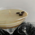 Close-up van Espresso Martini geurkaars met katoenen lont en gedecoreerd met kofiiebonen