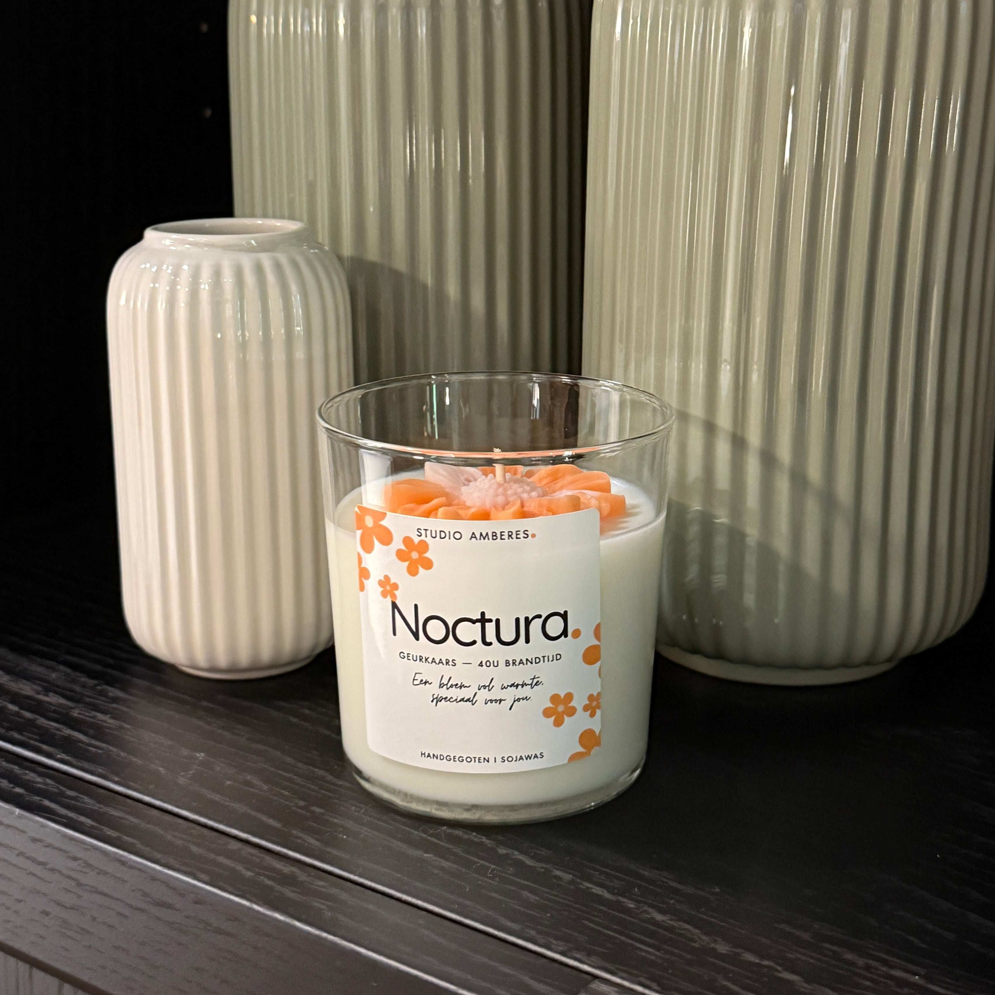 Noctura geurkaars met bloemen in interieur 