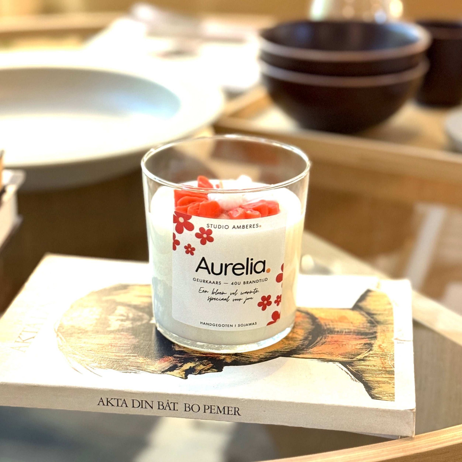 handgemaakte sojawas geurkaars Aurelia met waxbloemen